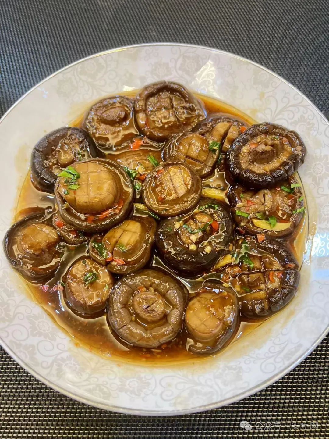 【安友食谱】招财进宝（酱汁素鲍鱼）-图片1